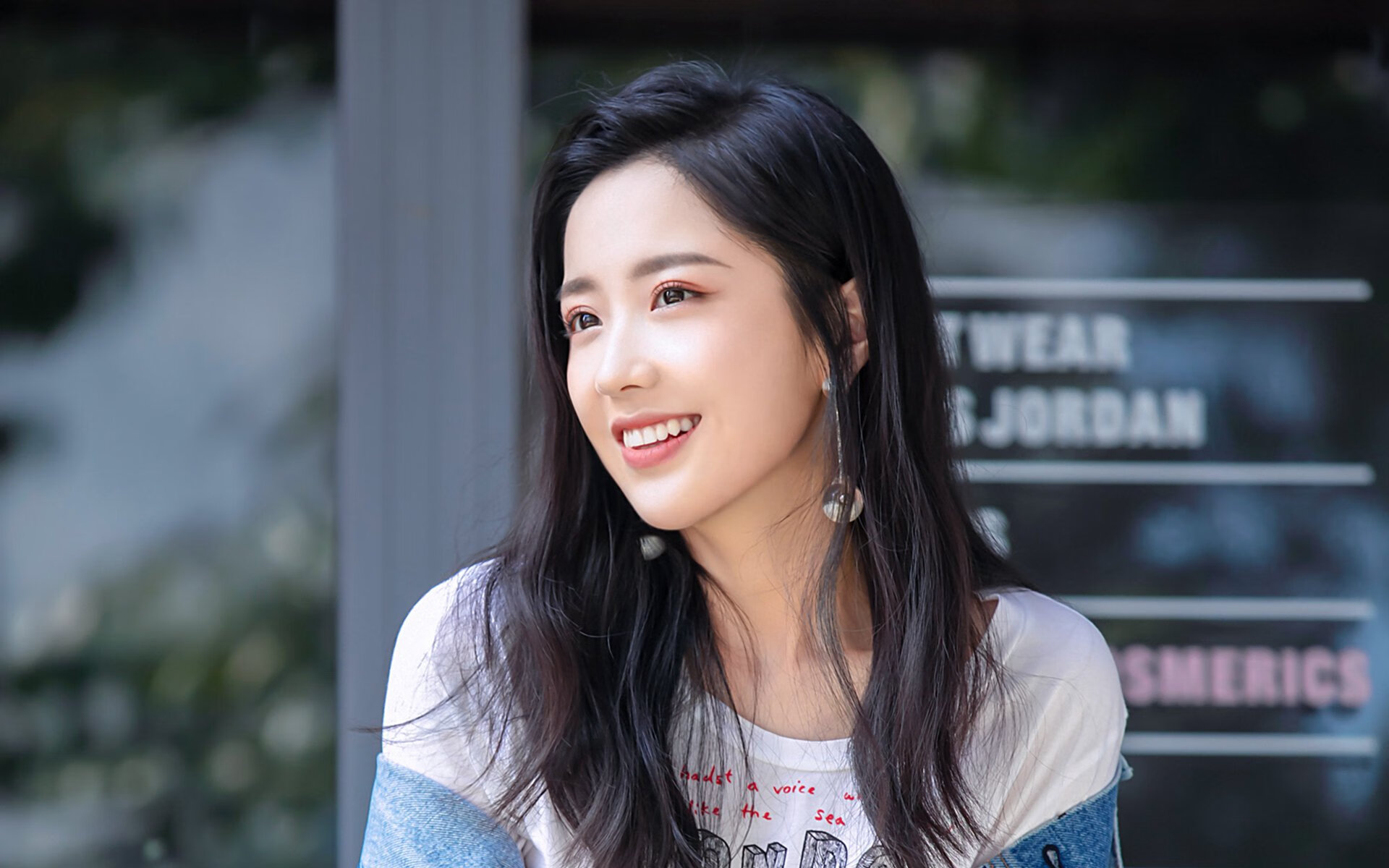 让我尝试将这两个看似无关的关键词，融合成一个具有深度隐喻的文章。这是我的创作思路